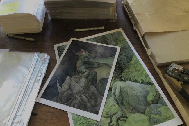 Alle mine kunstprint bliver signeret og præget inden de pakkes ind.