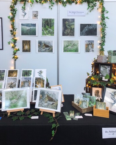 Jeg havde et nyt set-up med til min stand, og det fungerede perfekt! Næste skridt er at få produceret en roll-up, og så skal jeg have arbejdet videre med dekorationer, der kan bruges til en bagvæg. 