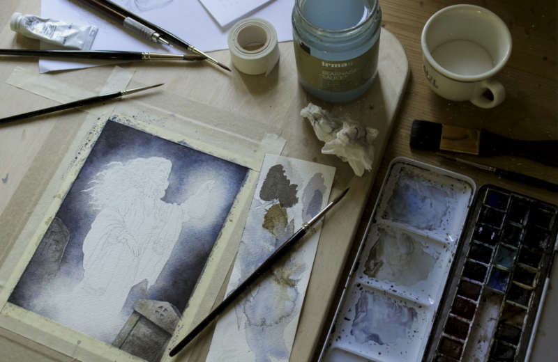 Da baggrundens mange lag var færdige og tørret op, kunne jeg begynde på at male selve spøgelset. Ultramarinblå var en af hovedfarverne i denne illustration. 